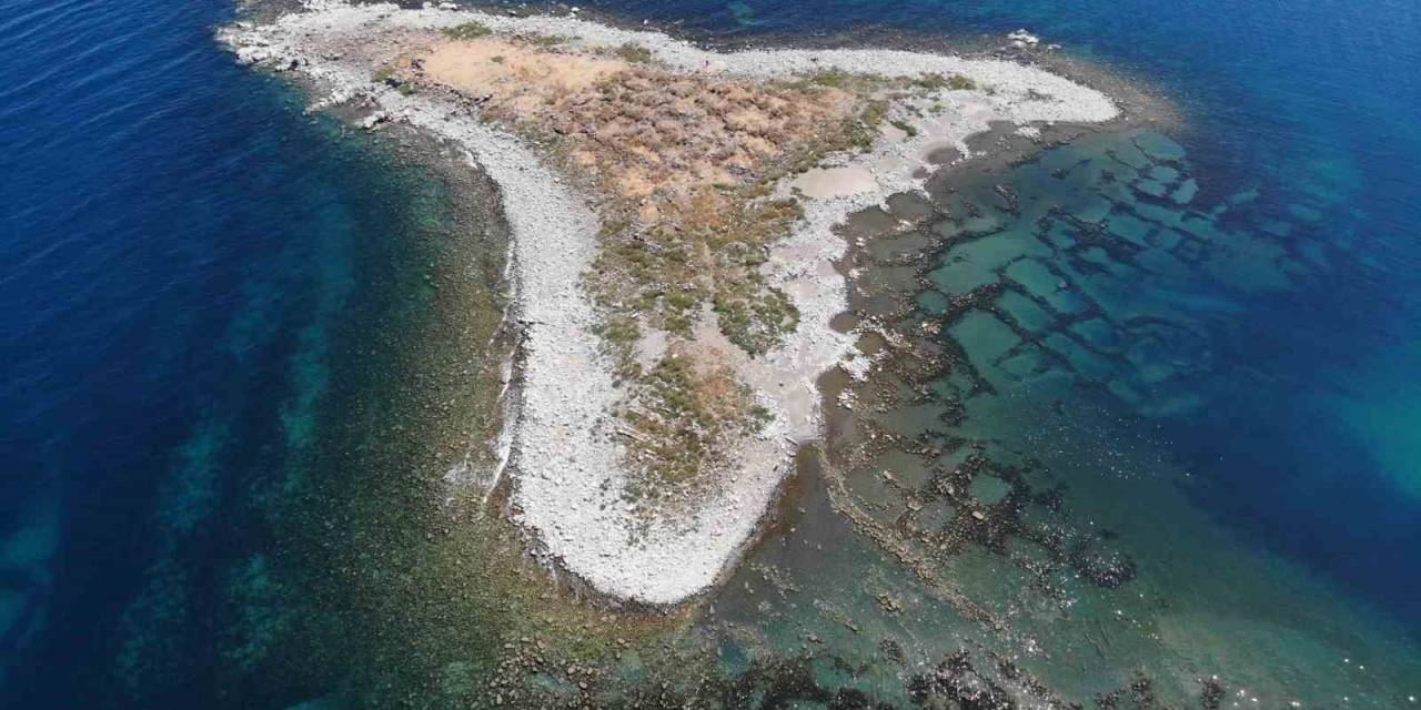 Van Gölü’nde Su Seviyesi Düştü: Adacık Gün Yüzüne Çıktı