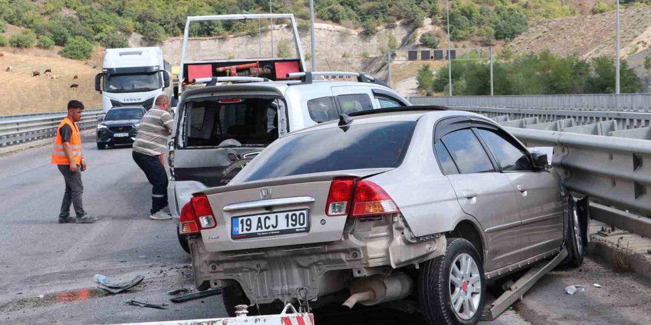 Yol Çalışması Nedeniyle Trafiğin Tek Şeritten Verildiği Viyadükte Kaza: 5 Yaralı