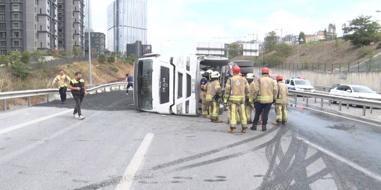 Tem Otoyolu’nda Sapağı Kaçıran Hafriyat Kamyonu Devrildi: 1 Yaralı