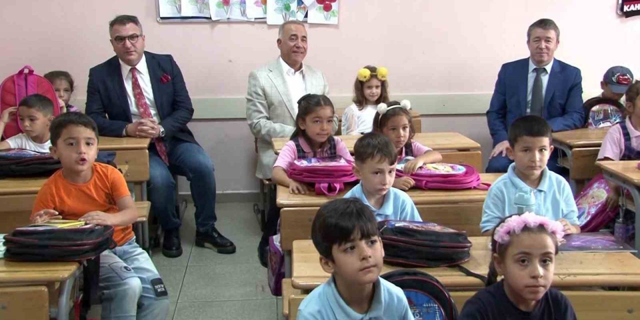 Sultangazi’de Birinci Sınıf Öğrencilerine Kırtasiye Desteği Verildi