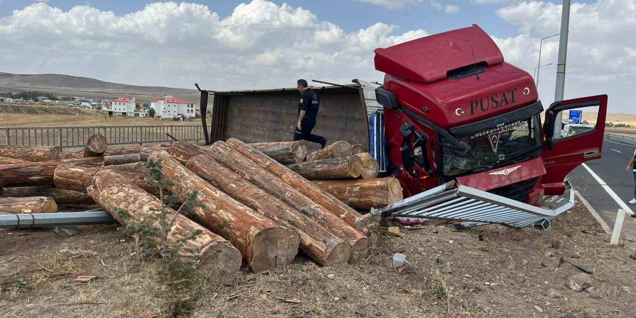 Kars’ta Tomruk Yüklü Tır Devrildi: 1 Yaralı