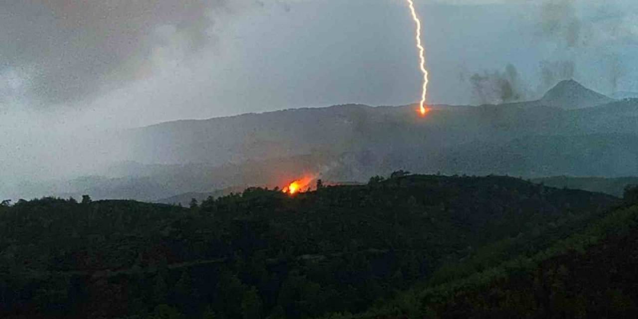 Ormanda Yangına Sebep Olan Yıldırımın Düştüğü Anları Görüntülediler