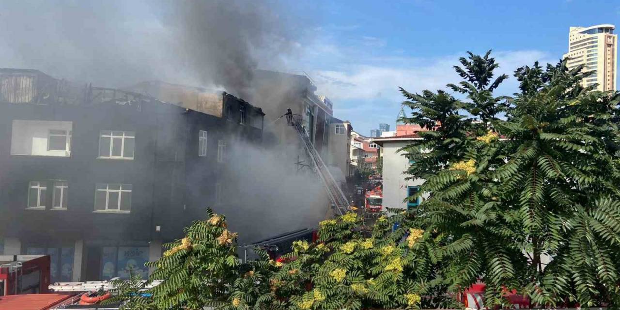 Ataşehir’de 3 Binaya Sıçrayan Yangın Kontrol Altına Alındı