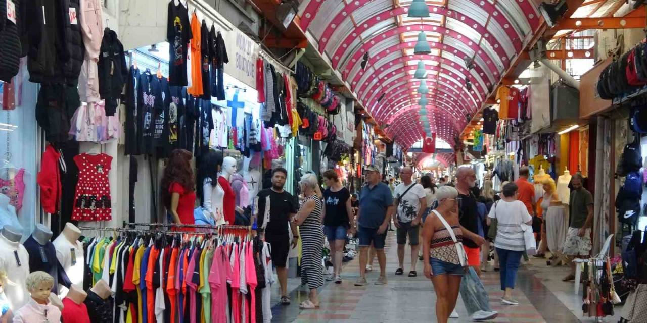 Marmaris’te Sağanağın Ardından, Güneşli Hava Turistleri Çarşıya Akın Ettirdi