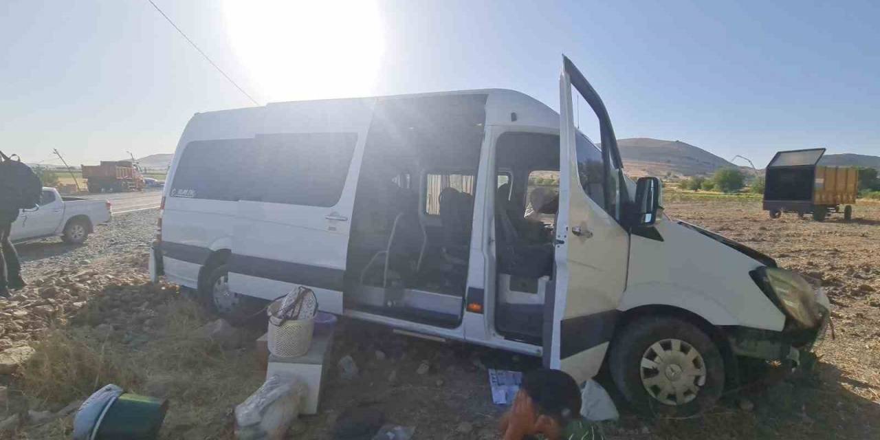 Diyarbakır’da Minibüs İle Traktör Çarpıştı: 2’si Ağır 20 Yaralı