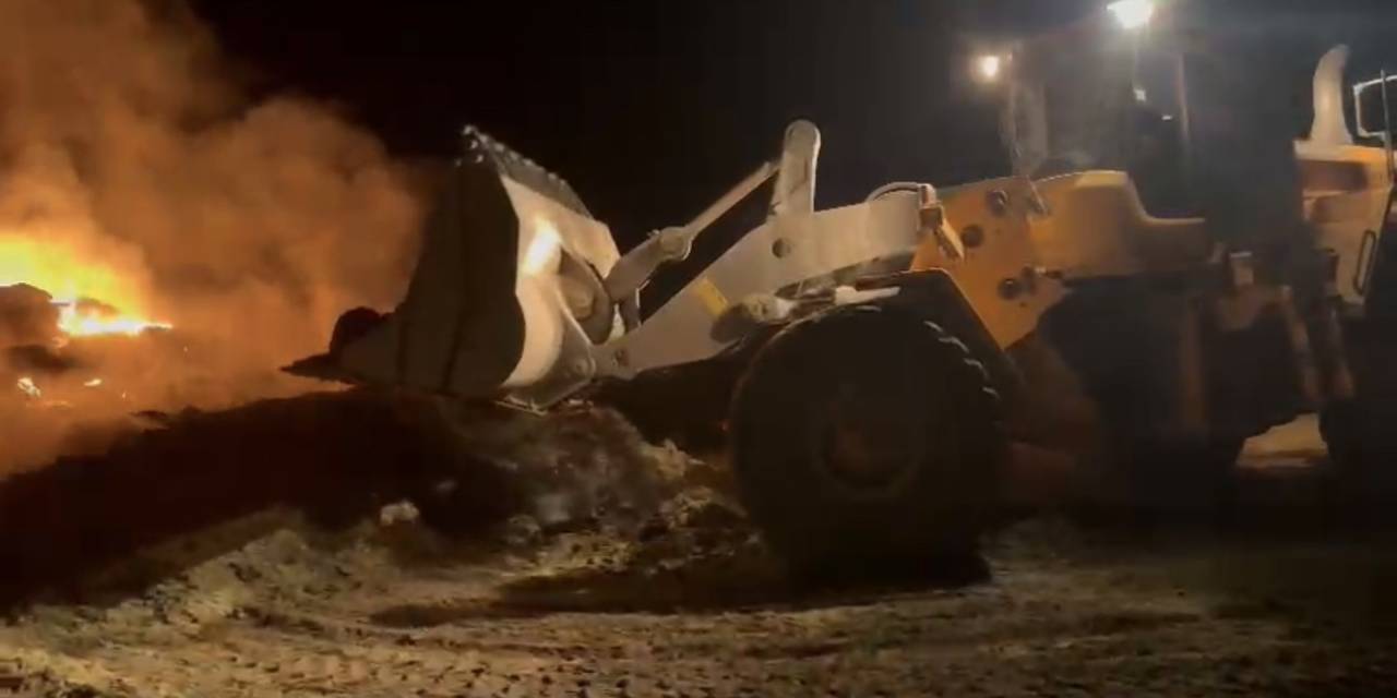 Ot Yangını Yeniden Alevlendi, İş Makineleri Kum Dökerek Müdahale Etti