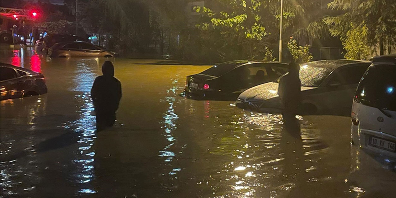 İstanbul'da yoğun yağış, araçlar suya gömüldü