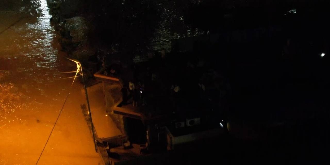 Halkalı Gümrüğü’nde Mahsur Kalanlar Binaların Çatısında Kurtarılmayı Bekledi