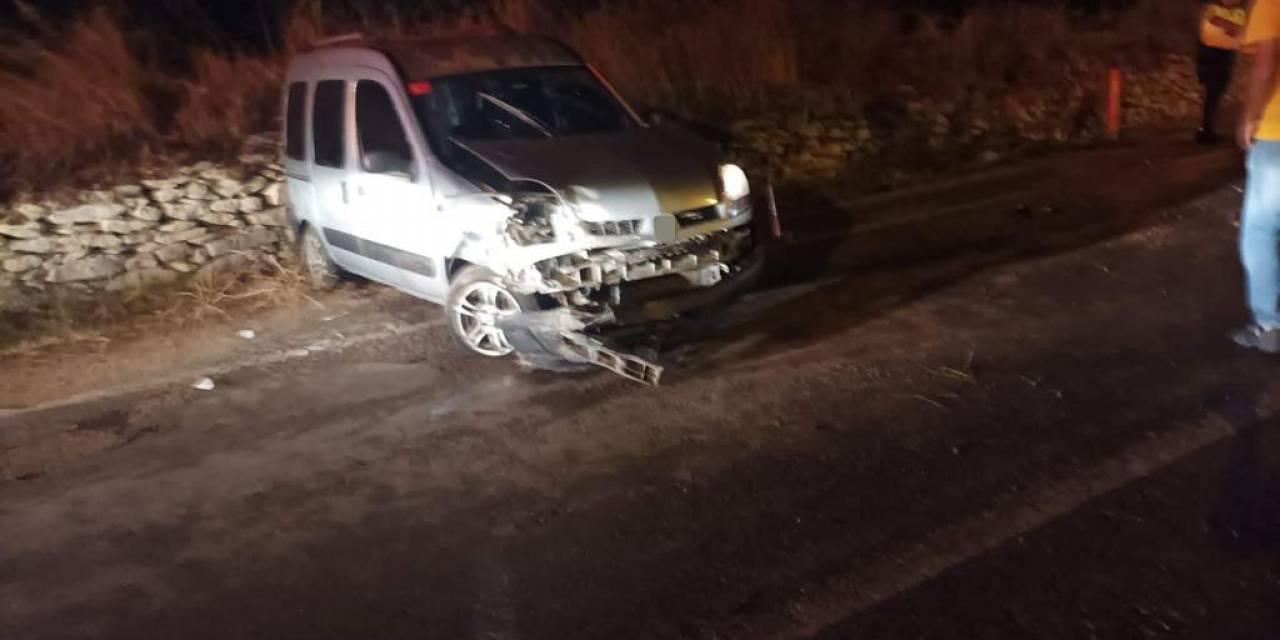 Duvara Çarpan Hafif Ticari Araçtaki 4 Kişi Yaralandı