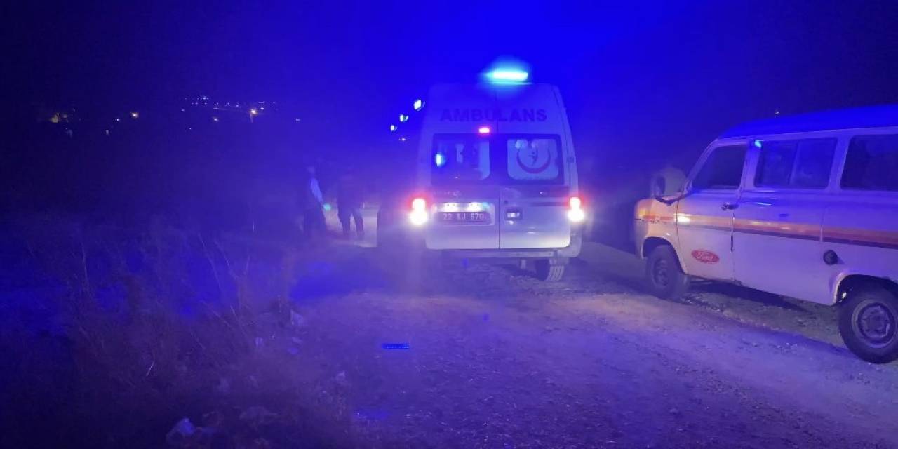 Tarlasından Geçen Asfaltı Söktü: Yoldan Geçen Otomobilin Kaza Yapmasına Sebep Oldu