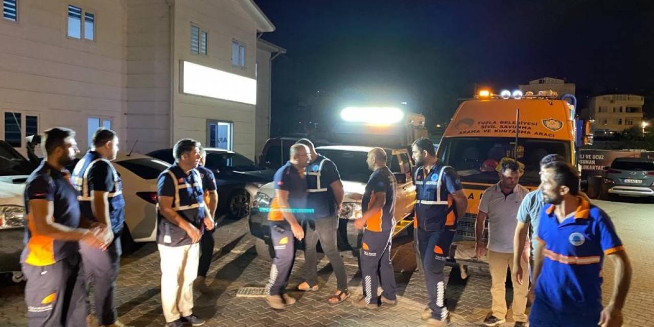 Tuzla Belediyesi Arama Kurtarma Ekipleri Sel Bölgesine Hareket Etti