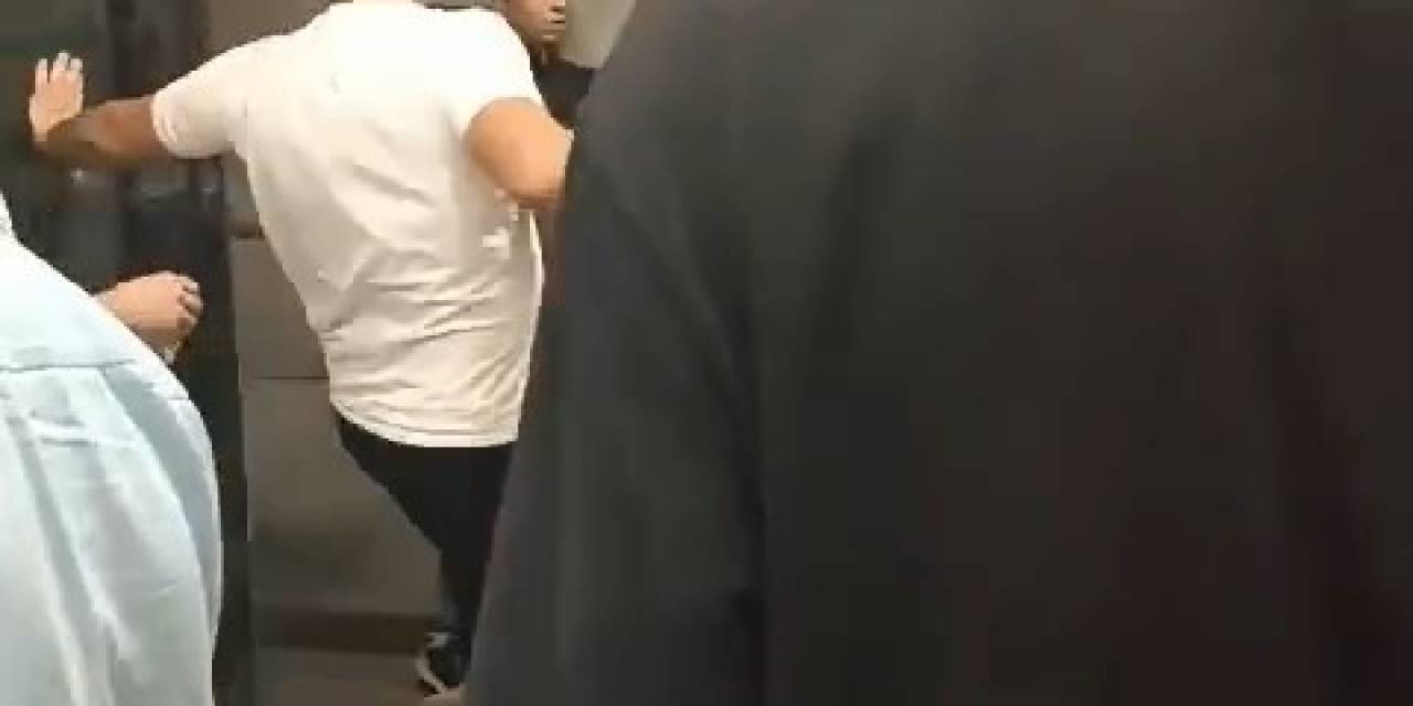 Boks Maçını Aratmadı... Tekme Ve Yumruklar Havada Böyle Uçuştu