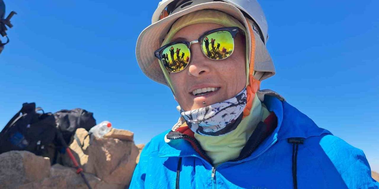 Gelinlikle Ağrı Dağı’na Tırmanan Kadın, Bu Kez Van Gölü İçin Süphan’a Çıktı