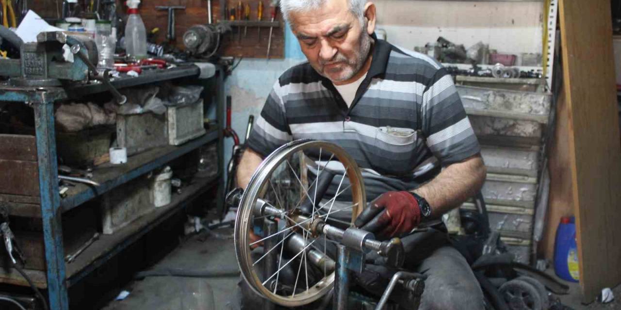 Bisiklet Tamircilerinde İşler Yoğun, Ancak Yardımcı Eleman Sıkıntısı Var