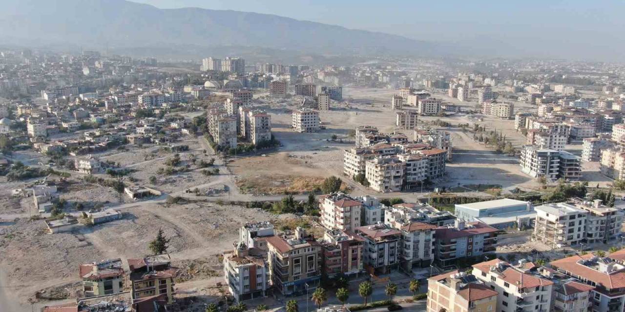 Enkazın Kaldırılmasıyla Tanınmaz Hale Gelen Hatay’da Depremzedeler Gelecekten Ümitli