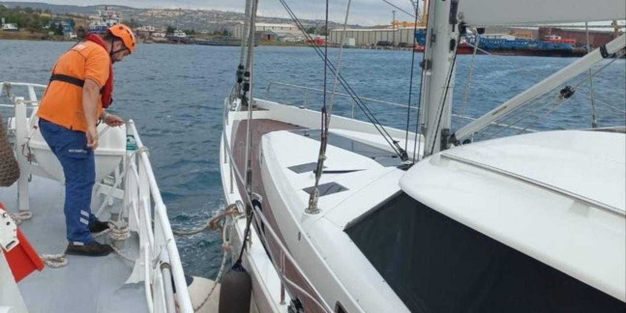 Çanakkale Boğazı’nda Sürüklenen Tekne Kurtarıldı