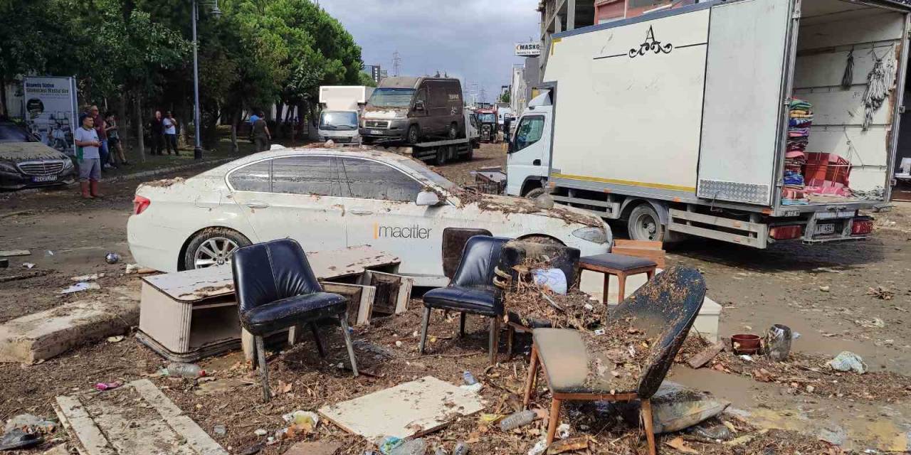 Suya Gömülen Masko Mobilyacılar Sitesi’nde Temizlik Çalışmaları Sürüyor