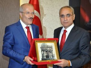 Bakan Topçu Belediyeleri Ziyaret Etti