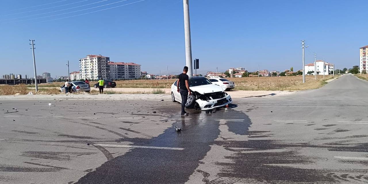 Karaman’da Otomobiller Çarpıştı: 2 Yaralı