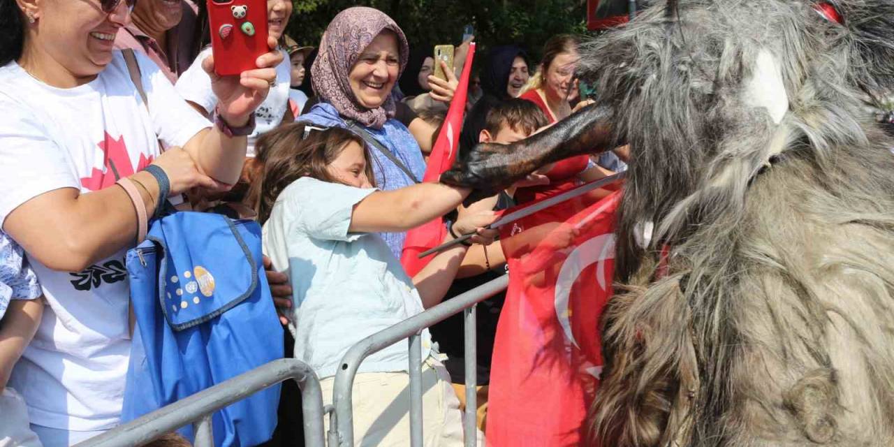 Tülütabaklar Hem Korkuttu Hem Dans Etti