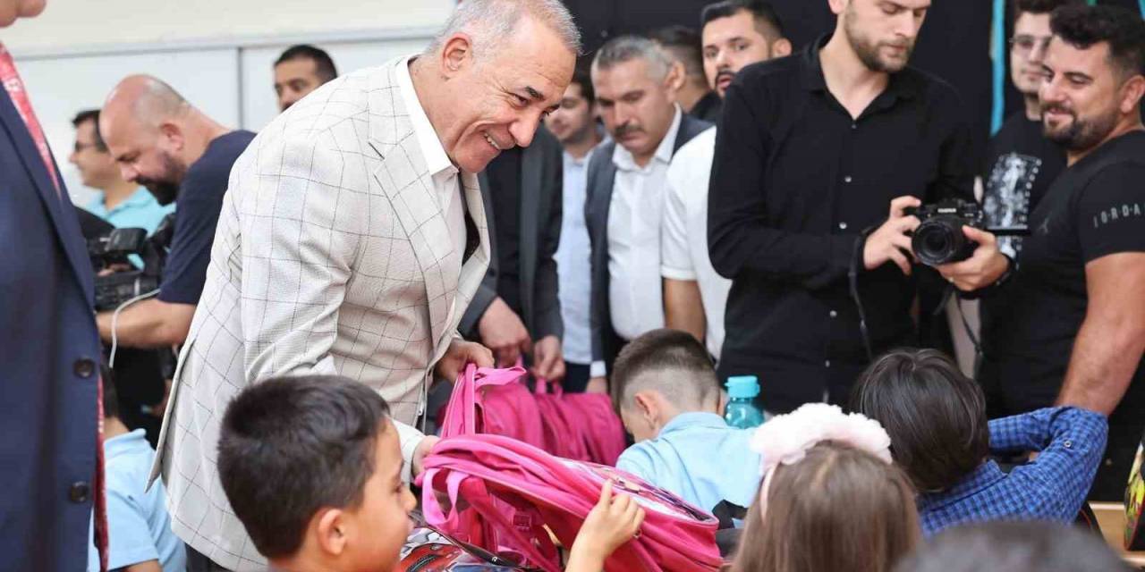 Sultangazi’de 12 Bin Öğrenciye Çanta Ve Kırtasiye Seti Hediyesi