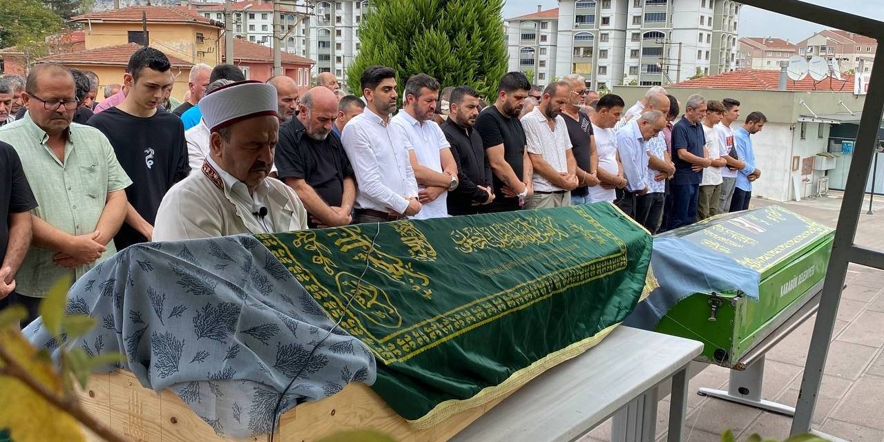 Eşinin Av Tüfeği İle Öldürdüğü Kadın Ve Annesi Toprağa Verildi