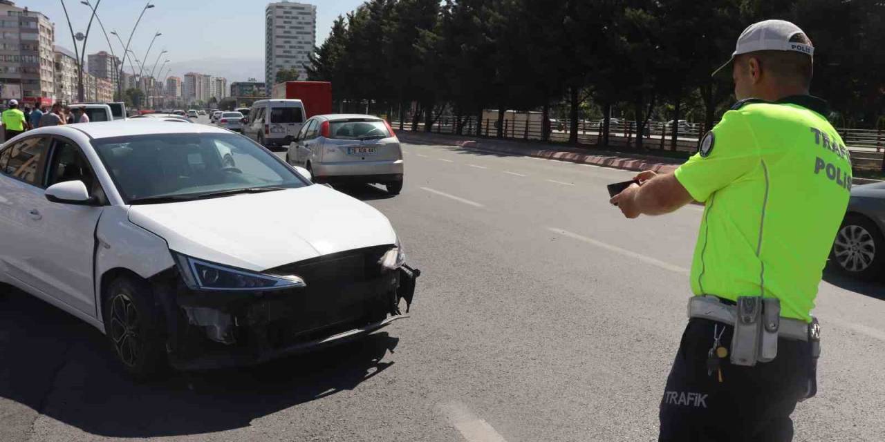Otomobilin Bariyerlere Çarptığı Kazada Ortalık Savaş Alanına Döndü