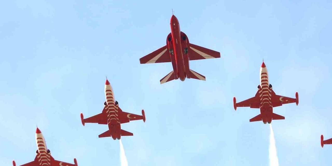 Hürjet, Türk Yıldızları İle Birlikte Kol Uçuşu Yaptı