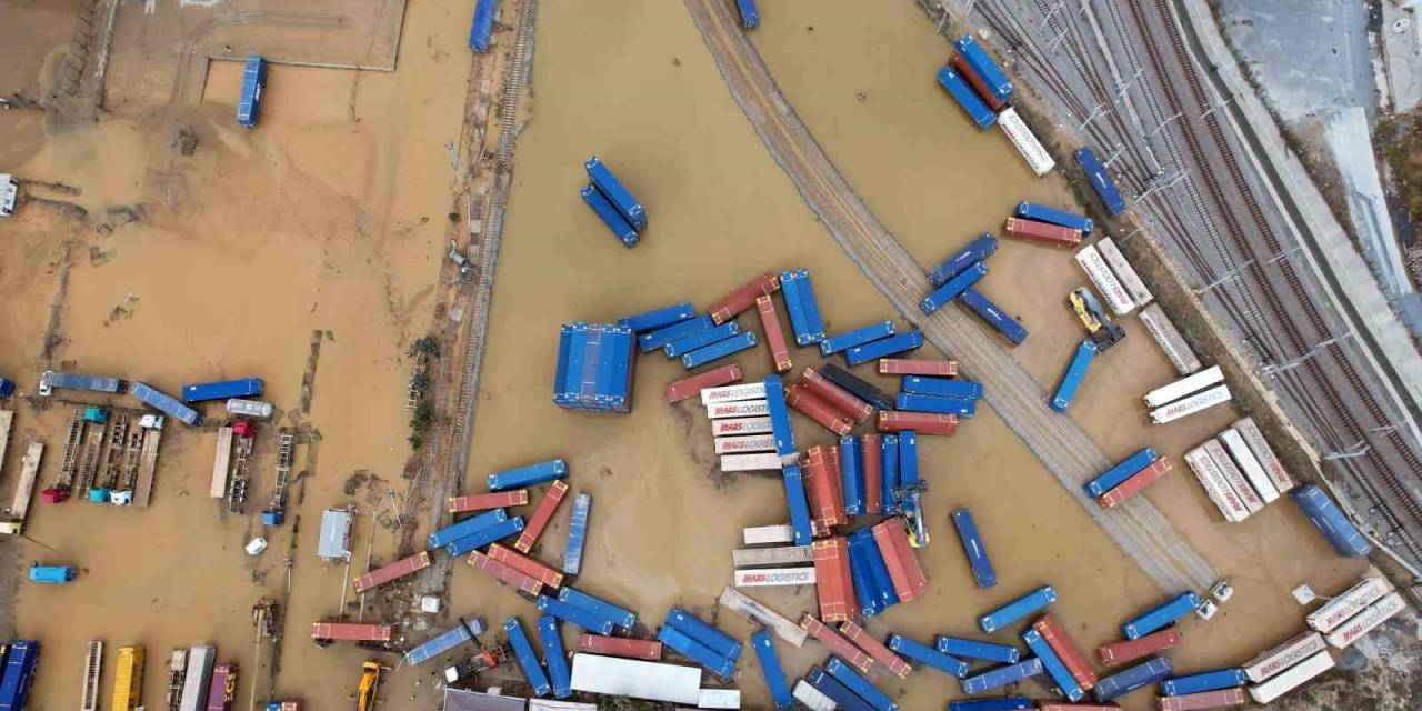 Fotoğraflarla Göle Dönen Halkalı Tren Garı