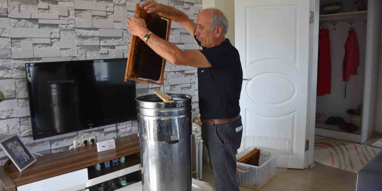 Petekleri Süzmek İçin ’balsavar’ Yaptı