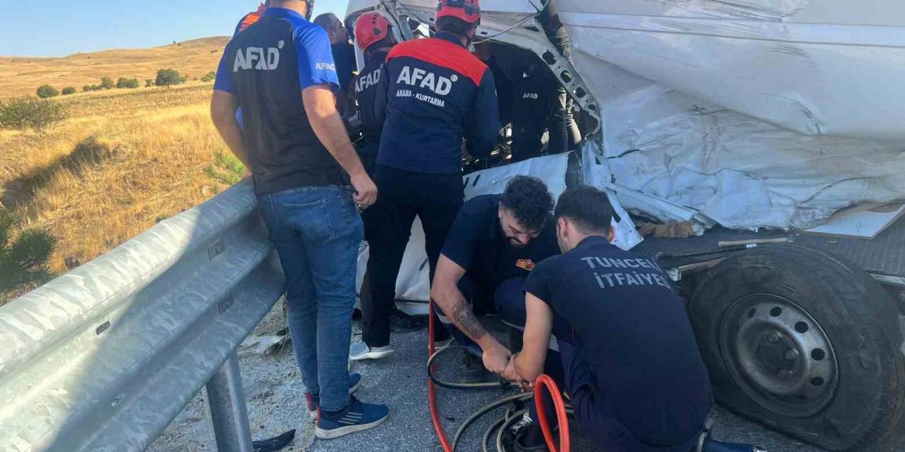 Tunceli’de 2 Araç Kafa Kafaya Çarpıştı: 3 Ağır Yaralı