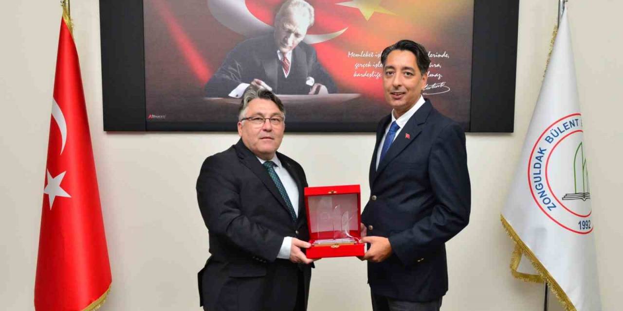 Zbeü Senato Toplantısında Doç. Dr. Kömürcü’ye Plaket Takdim Edildi
