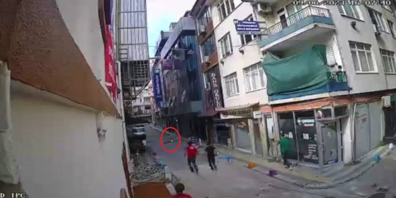 Kocaeli’de 7. Kattan Düşen Genç Öldü, O Anlar Kameraya Yansıdı