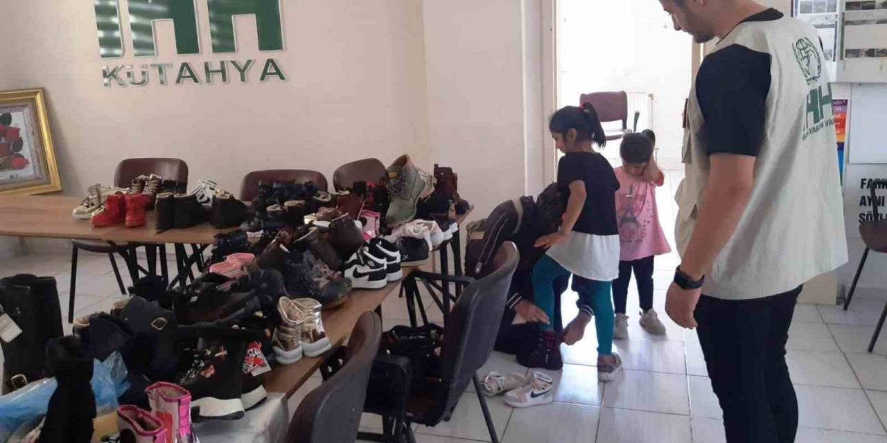 Kütahya İhh 400 Çocuğa Ayakkabı Dağıttı