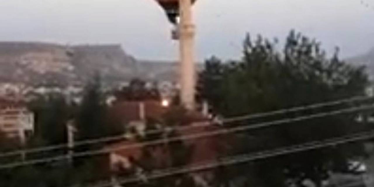 Sıcak Hava Balonu Minarenin Alemine Çarptı, Yürekler Ağza Geldi