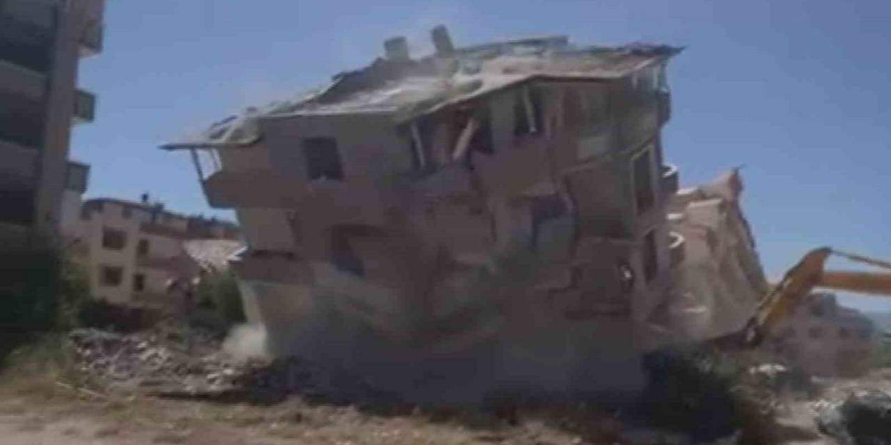 Kolonlarına Zarar Verilerek Yıkılan Binaların Yerle Bir Olma Anları Kamerada