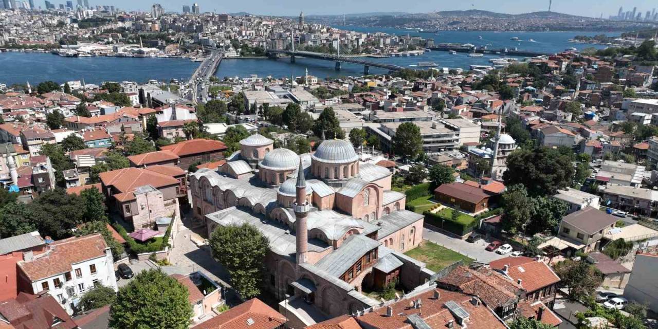 İstanbul’un İlk Eğitim Kurumu Olan Molla Zeyrek Camii İhtişamıyla Dikkat Çekiyor