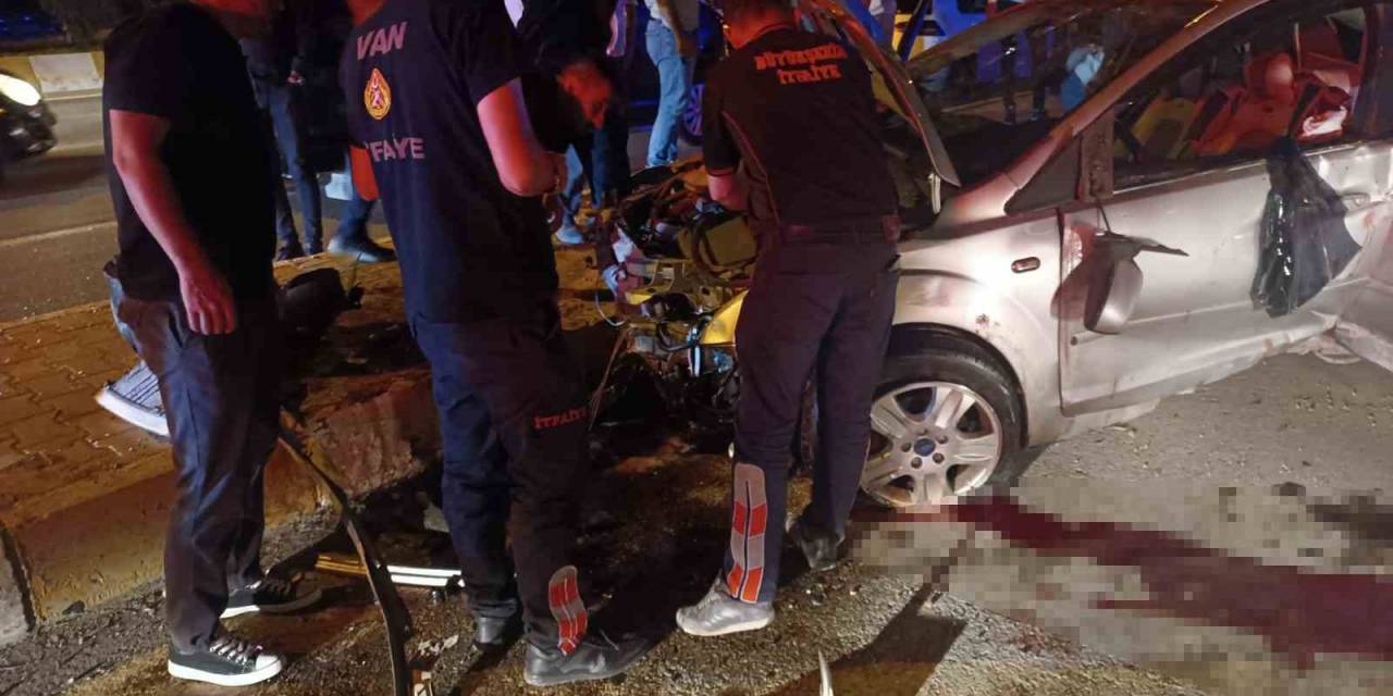 Otomobille Kamyonet Çarpıştı: 3 Yaralı