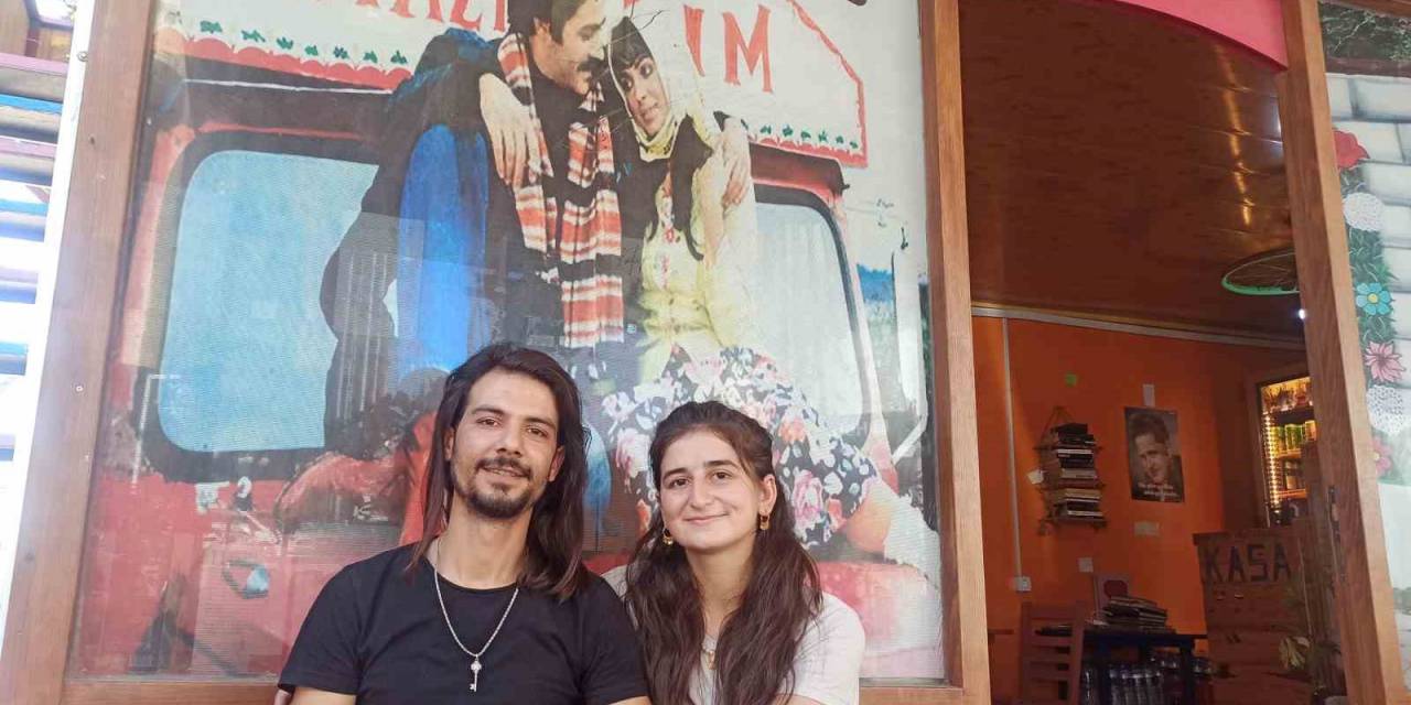 Kahramanmaraş’ta Kendi İmkanlarıyla Yaptıkları Konteyner Kafede Nostaljiyi Yaşatıyorlar