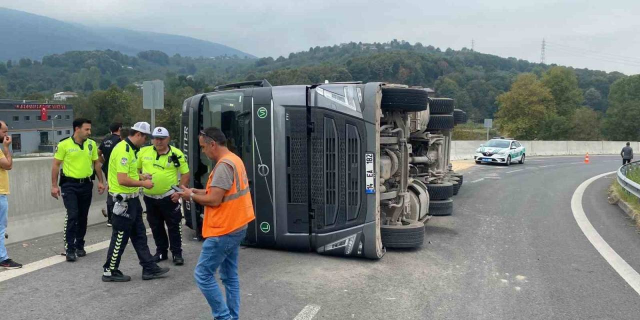 Moloz Atıkları Yüklü Tır Devrildi, Yol Trafiğe Kapandı