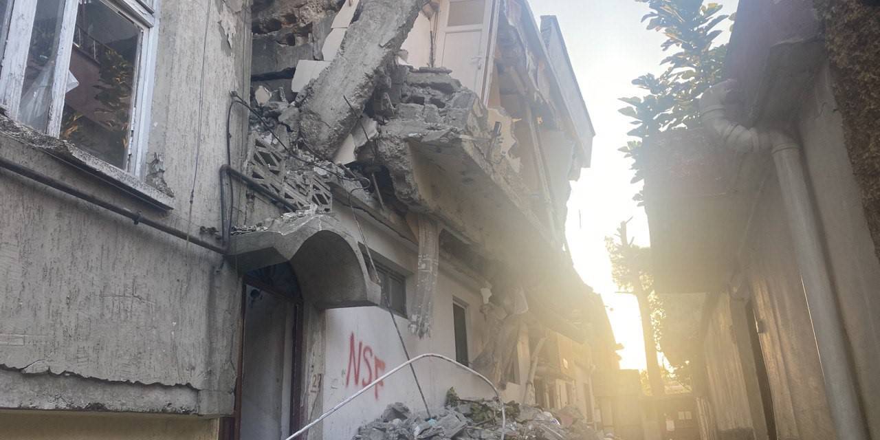 Ağır Hasarlı Bina Mahalleliyi Korkutuyor