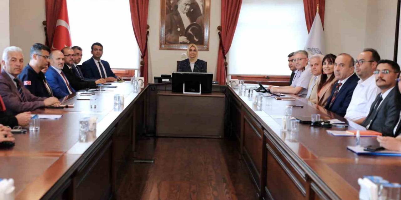 Üniversitelerin Açılış Hazırlıkları Gündemiyle Toplantı Gerçekleştirildi