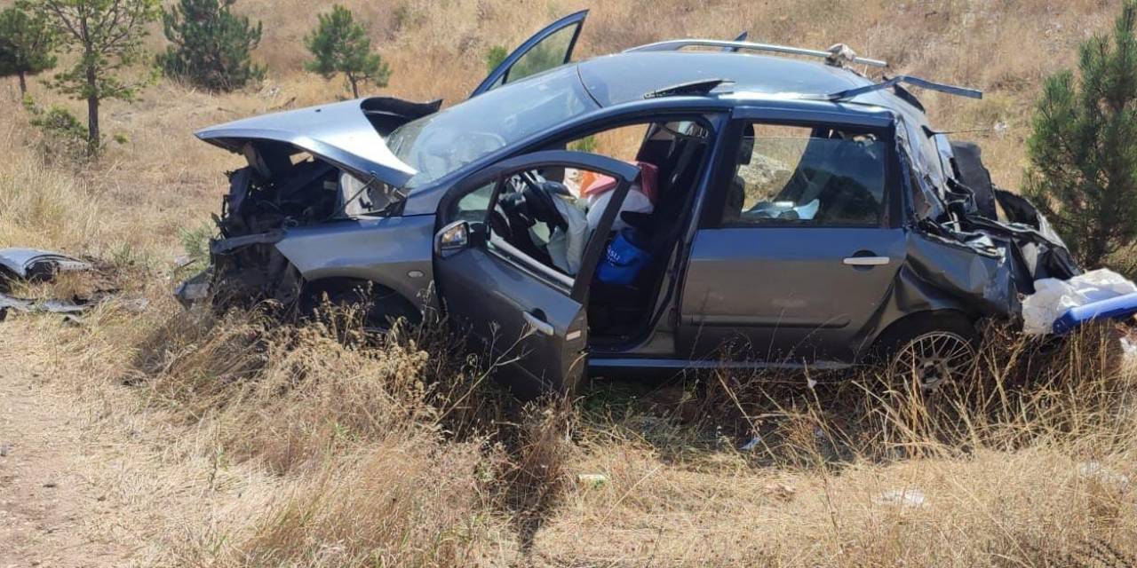 Kazada Hurdaya Dönen Araçta 2 Kişi Yaralandı