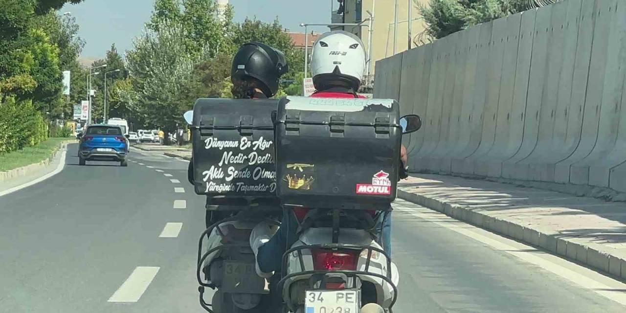 Motosikletlilerin Trafikteki Tehlikeli Yardımlaşması Kameralara Yansıdı