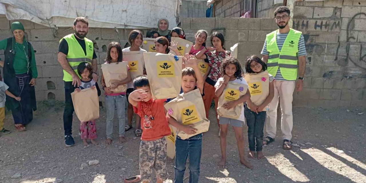 Deprem Bölgesindeki 500 Yetim Öğrenciye Kırtasiye Yardımı Yapıldı