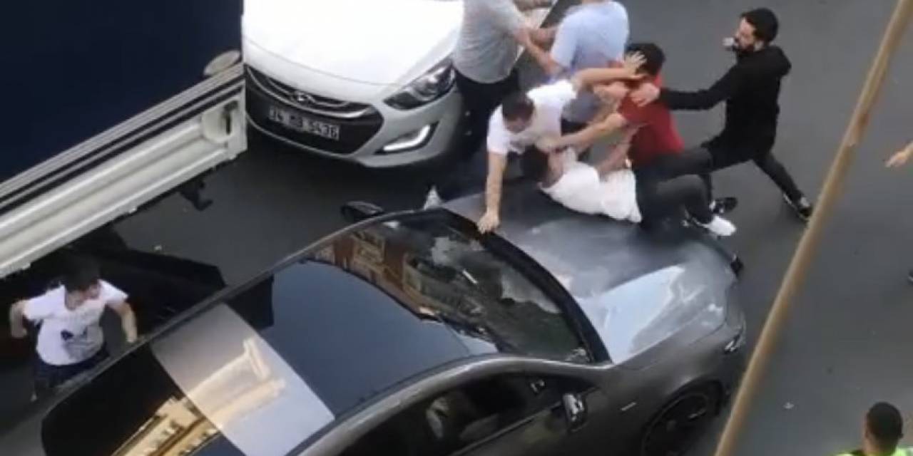 Fatih’te Yol Verme Kavgasında Tekme Ve Yumruklar Havada Uçuştu: O Anlar Kamerada