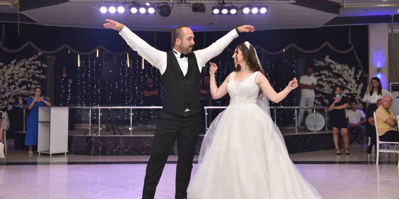 Halk Oyunları Eğitmeni Çiftten Muhteşem Düğün