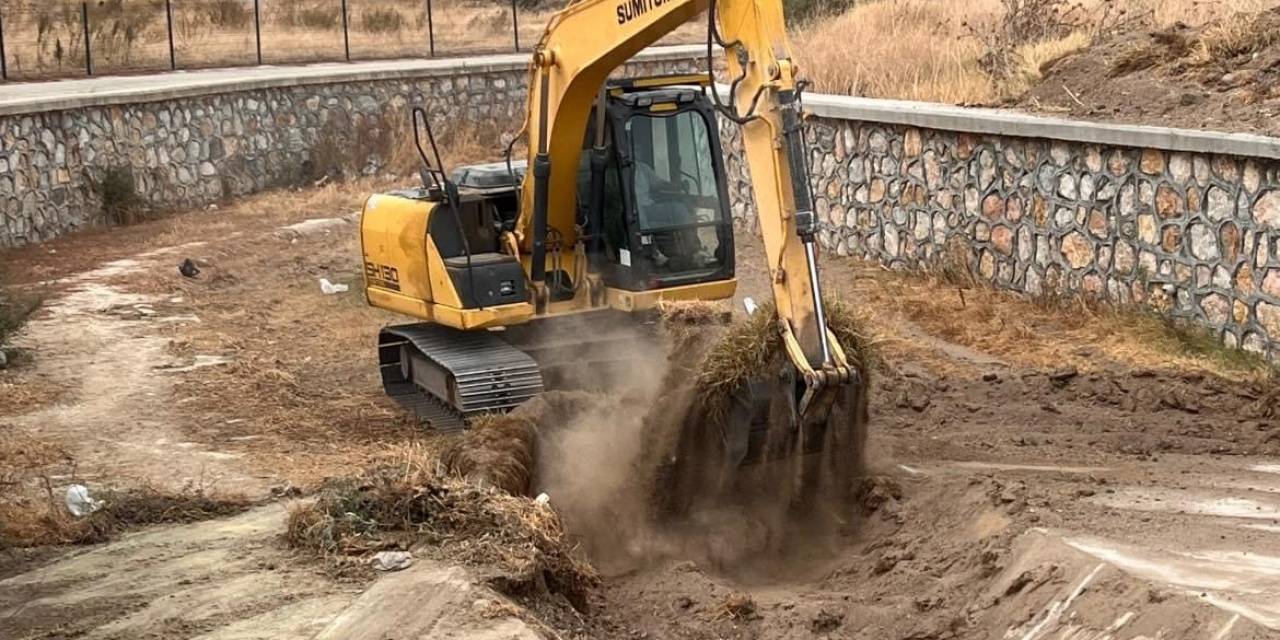 Ezine’de Taşkınlara Karşı Akçin Çayı Ve Üsküfçü Deresindeki Su Akış Yatakları Temizleniyor