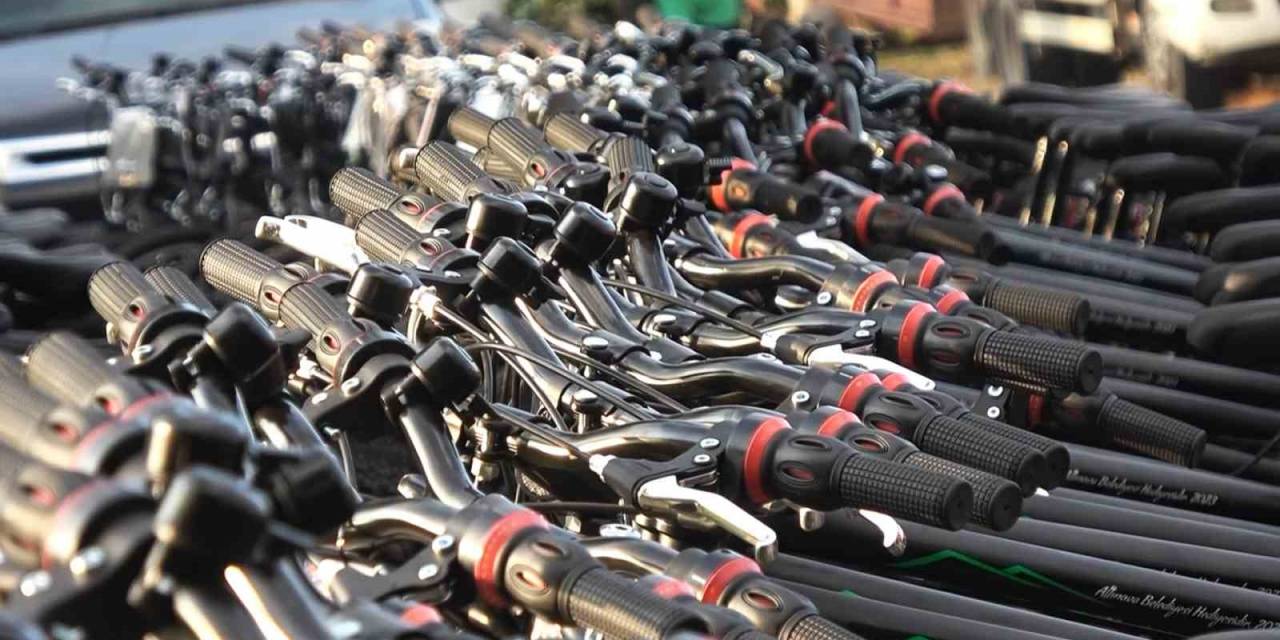 Altınova Belediyesi İlçedeki Yaklaşık 3 Bin Haneye Bisikletlerini Teslim Etti