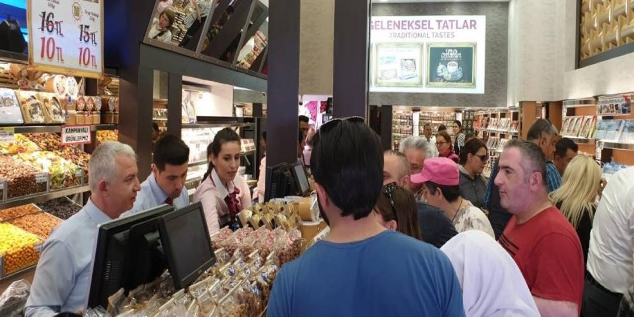 Gurbetçi Ve Turistlerin Hediyesi Kuruyemiş Oluyor